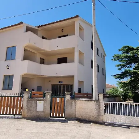 Ely Apartment *