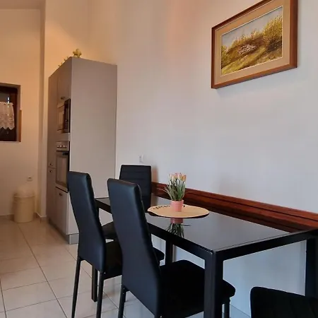 Ely Apartment *